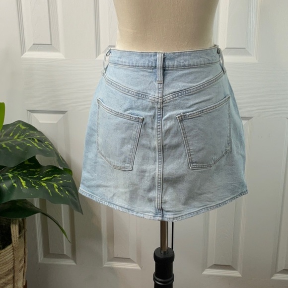 Universal Thread Women's Denim Mini Skirt, Light Wash Various Sizes - Picture 3 of 7